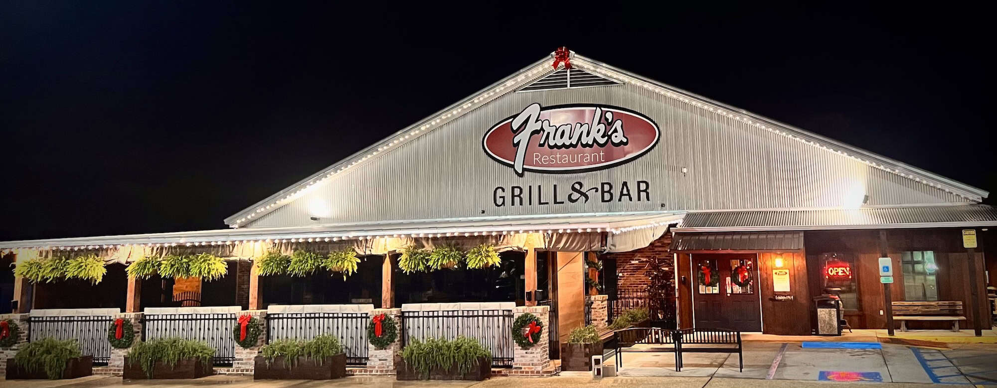 Outdoor Dining & Landscaping - Frank's Restaurant in Prairieville